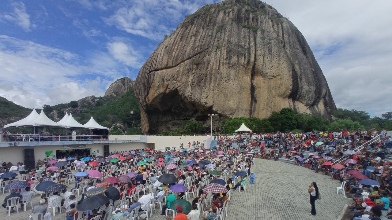 Romaria no santuário de Fátima na pedra da boca