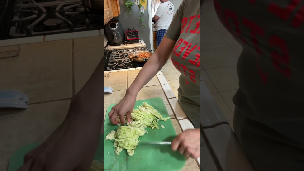 Vamos a cocinar chorizo con repollo o cool algo rico pero delicious 