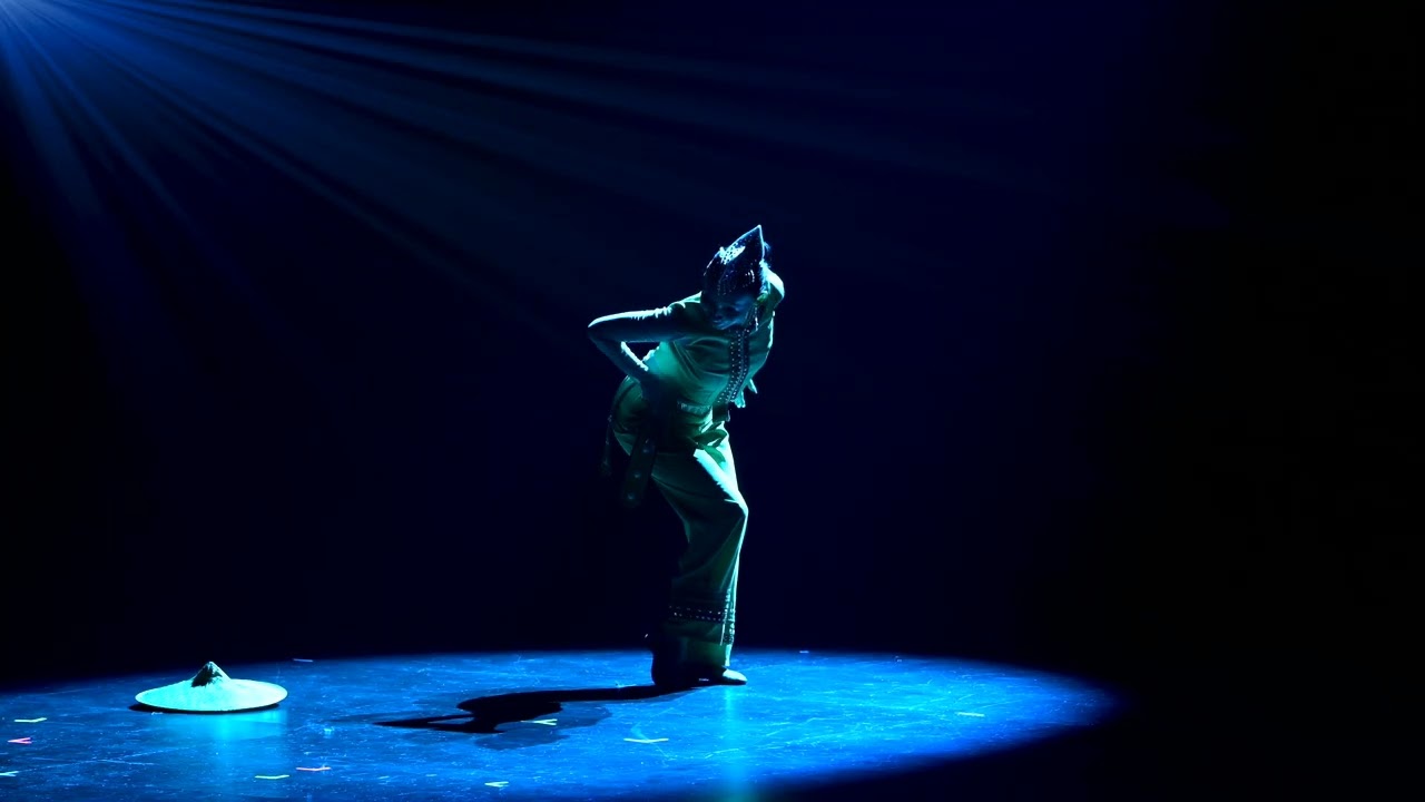 Yi Solo Dance: Threads of Rain  彝族独舞：雨丝