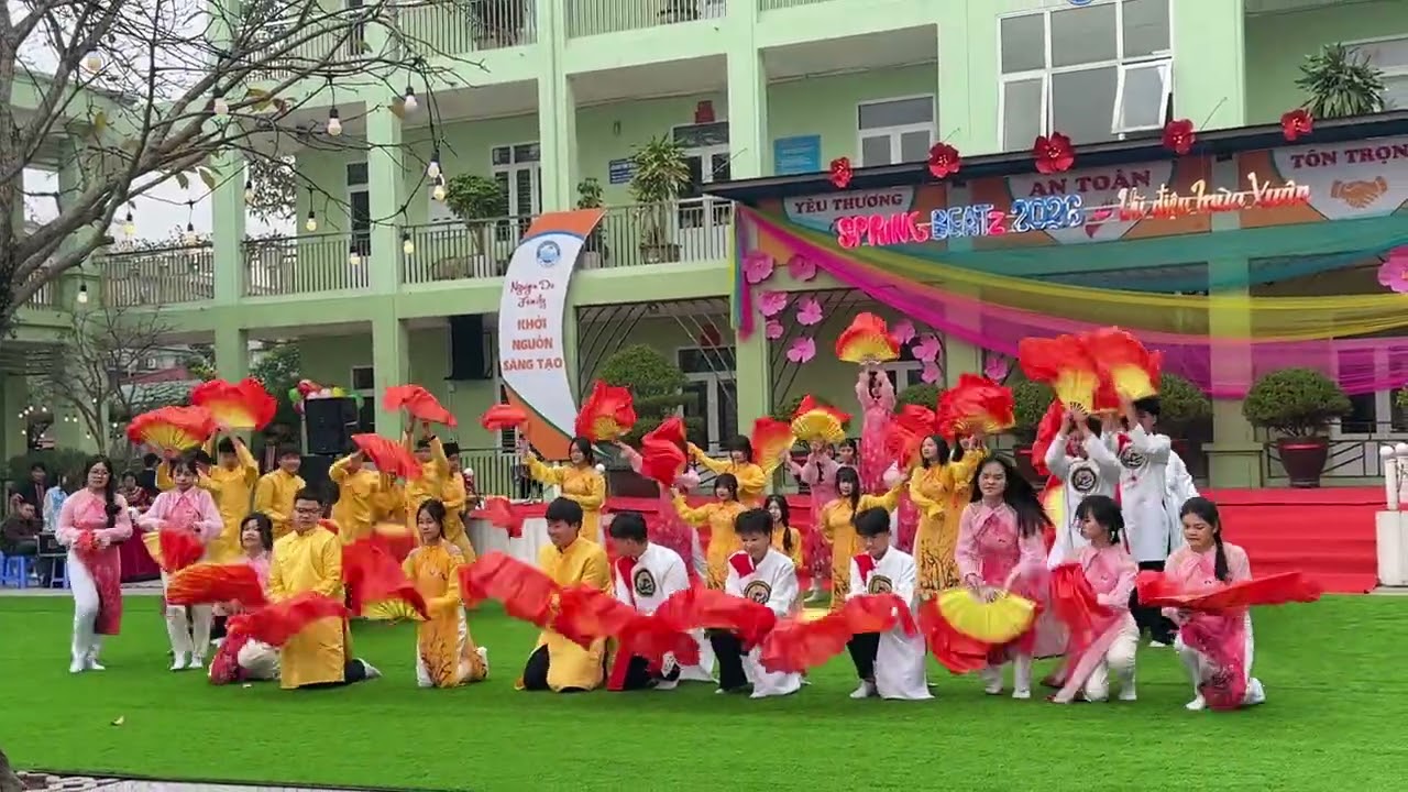 Chào Xuân lớp 8D