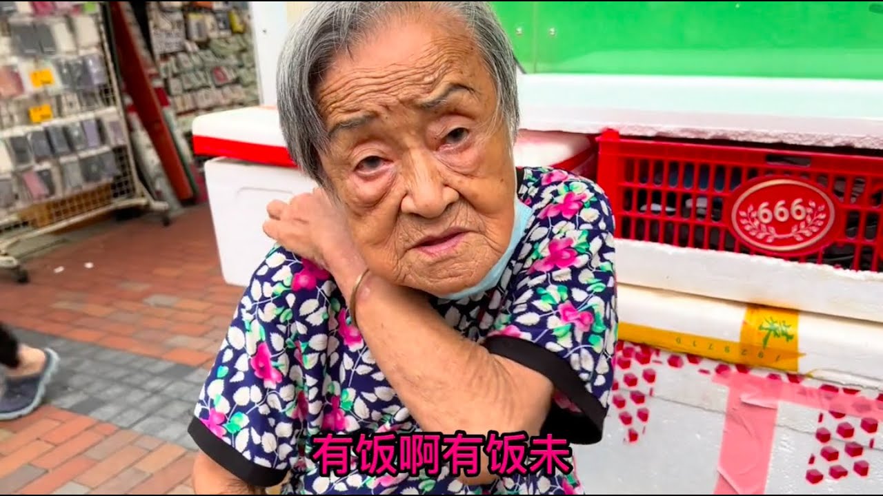 微笑带香港89岁的婆婆花了150蚊剪头发，婆婆大呼太贵了但很开心