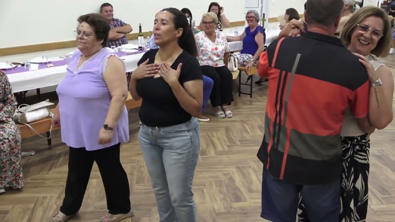 Emily cantou e a malta dançou