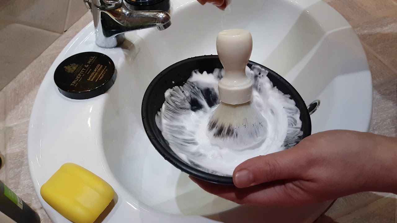 montaggio in ciotola crema da barba truefitt&hill sandalwood