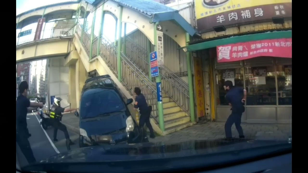警匪槍戰片！通緝犯裝假車牌拒檢逃逸 三重追緝開槍過程曝光