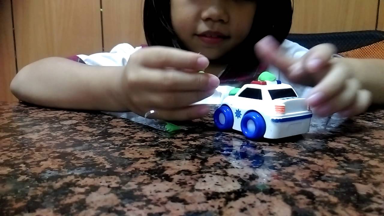 我在幫警察車作改變。