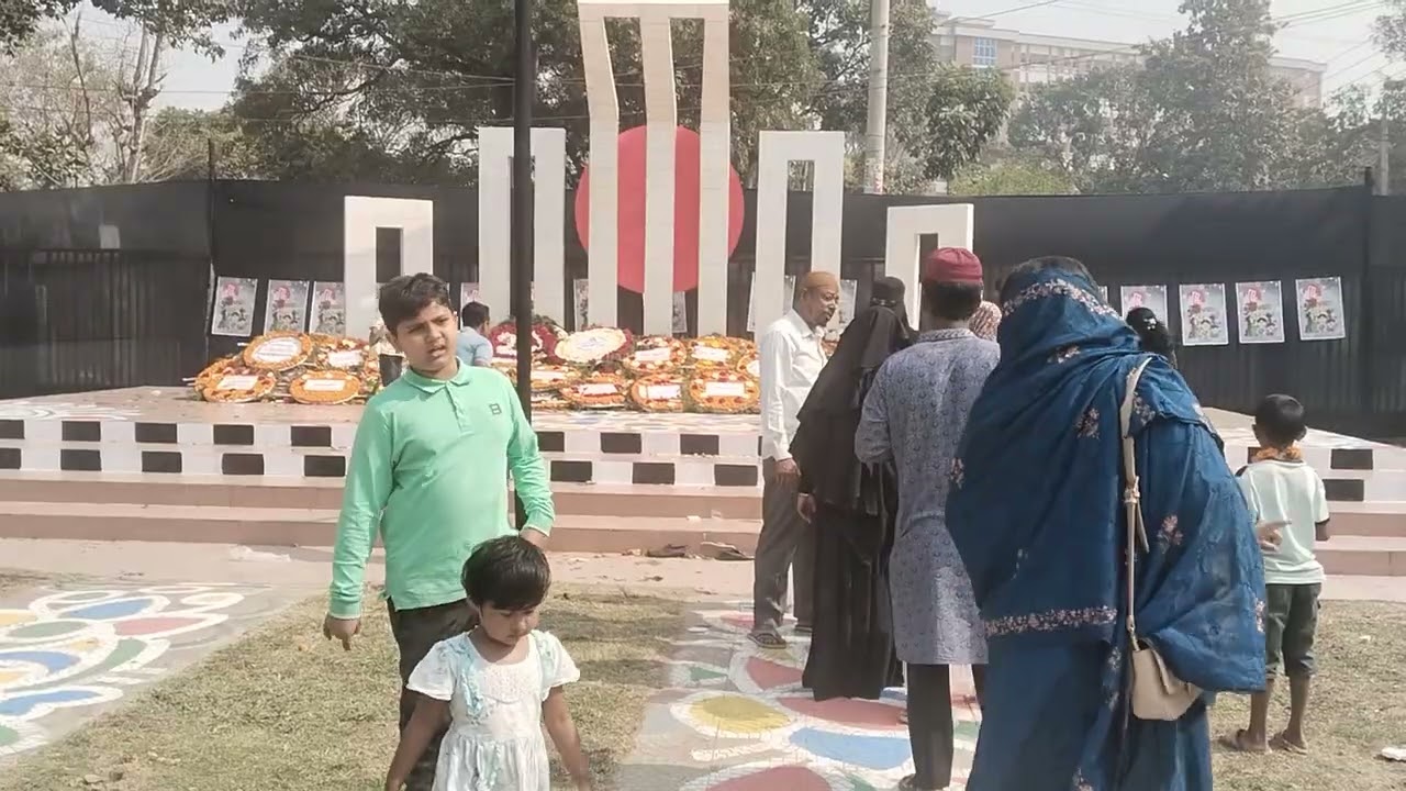 ছোট ছোট বাচ্চারা শহীদদের স্মরণে সালাম জানাচ্ছেন। 