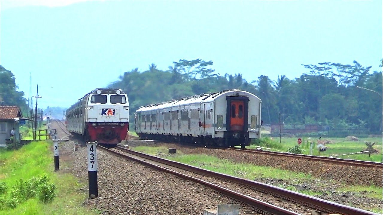 10 MOMEN KERETA API NGEBUT SALING BERPAPASAN EDISI RAMADAN 1444 H