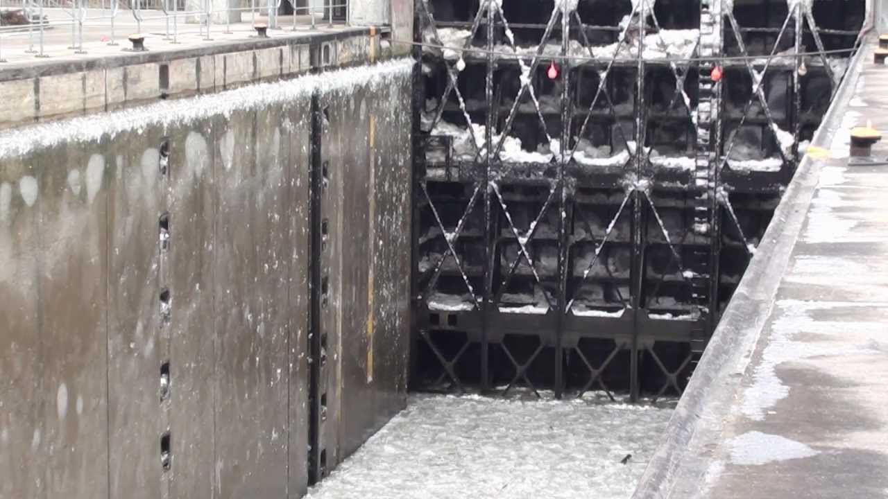Eisabfuhr an der Schleuse Feudenheim