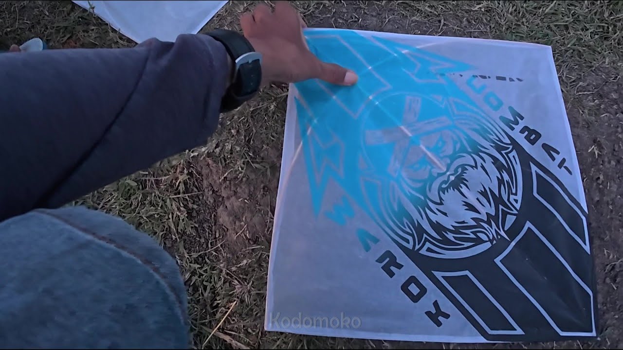 Adu layang-layang di lapangan sakot kota Malang