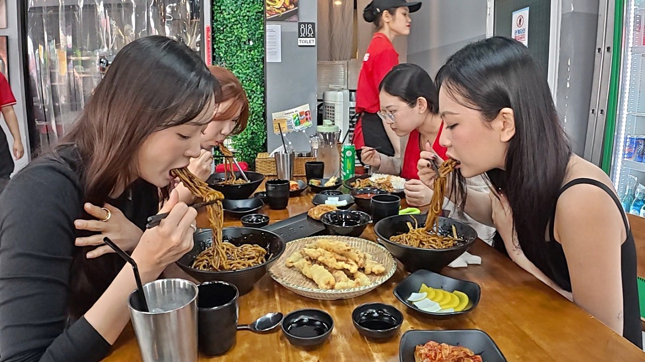 짜장면을 싫어하는 베트남 신입 직원에게 제대로 된 짜장면을 사줬습니다