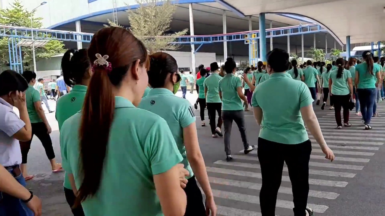 Theo chân công nhân vào xưởng giày. video by henry tả