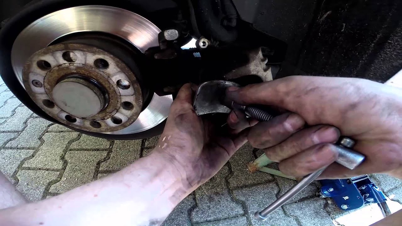 Sostituzione pastiglie posteriori VW Golf VI - Parte II