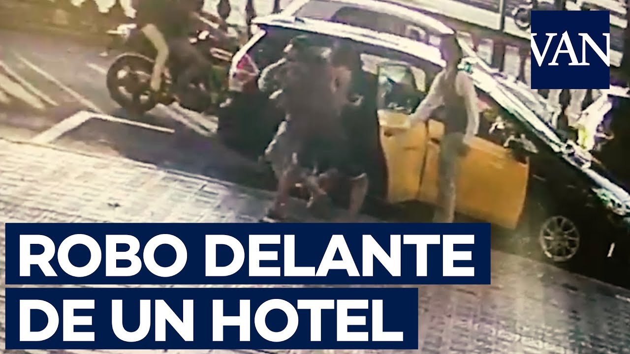 LADRONES de TURISTAS a las puertas de un hotel de BARCELONA
