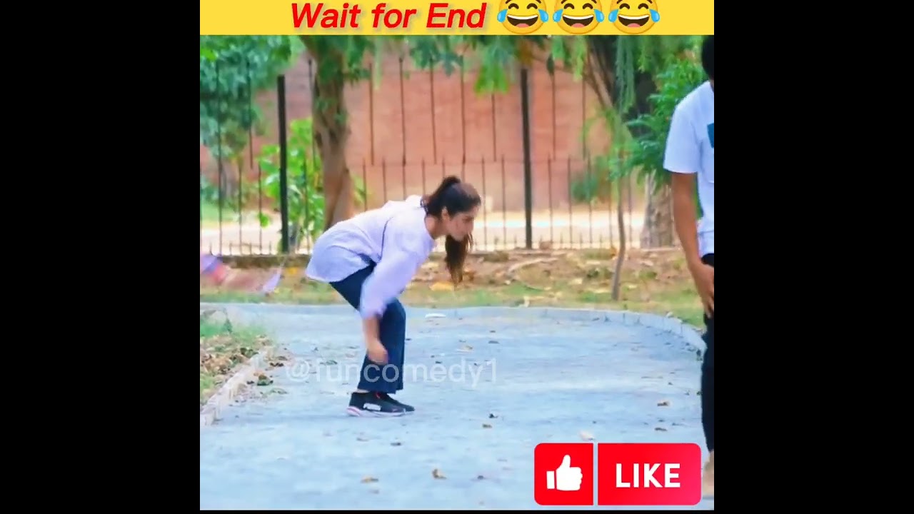 Apki pent phatti he | prank #shorts  #youtubeshorts #funcomedy1 &lrm;@CrazyPrankTV&nbsp;