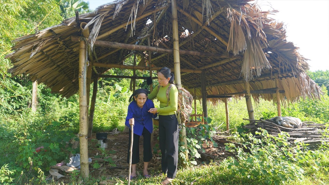 The old lady living in the old house was helped by a kind girl to repair the house and given milk.