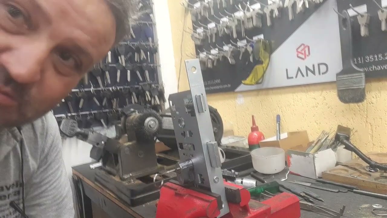Chave está virada por dentro da fechadura  e pelo lado de fora não abre e agora ?