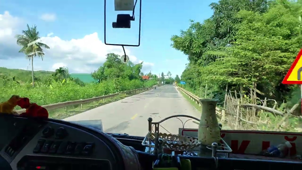 Nhà xe huy hiệu sao đỏ đi qua hết địa phận đại lộc quảng nam đường dẫn tới ngã 3 đại hiệp