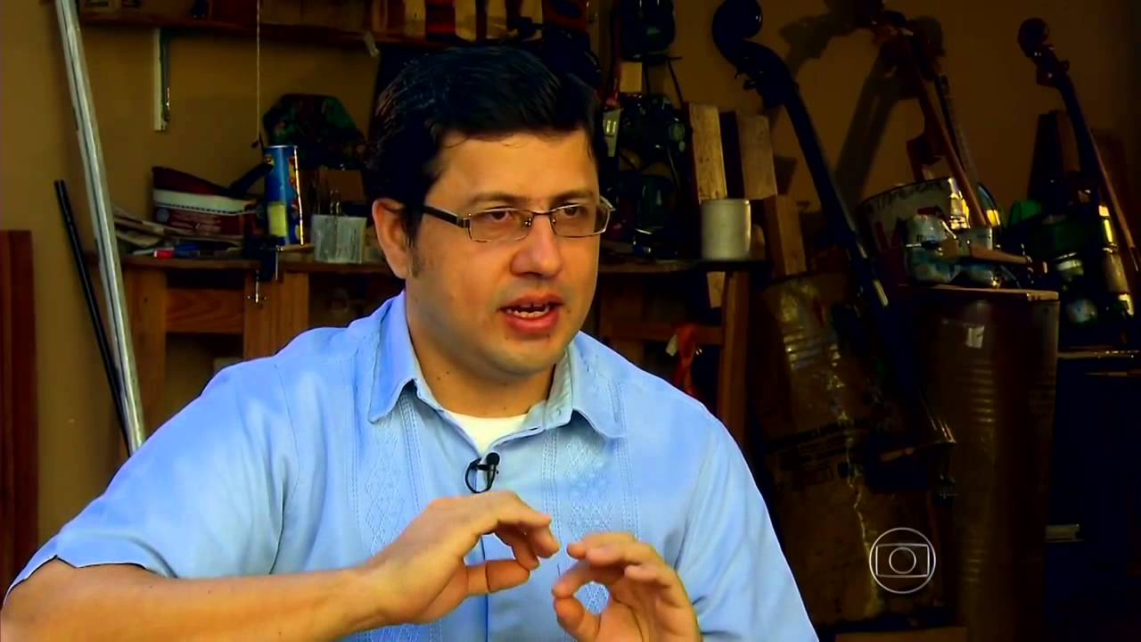 Catadores de lixo criam orquestra com instrumentos de objetos reciclados