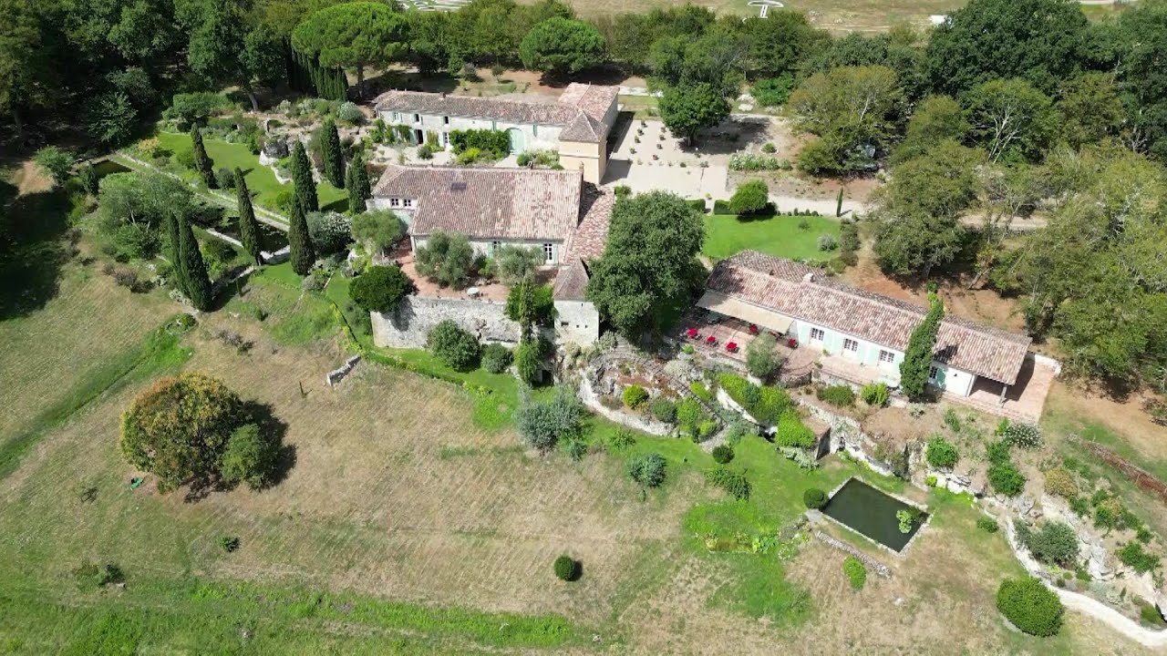 🌸 En Dordogne, ce couple de passionnés a transformé une ruine abandonnée en jardin magique