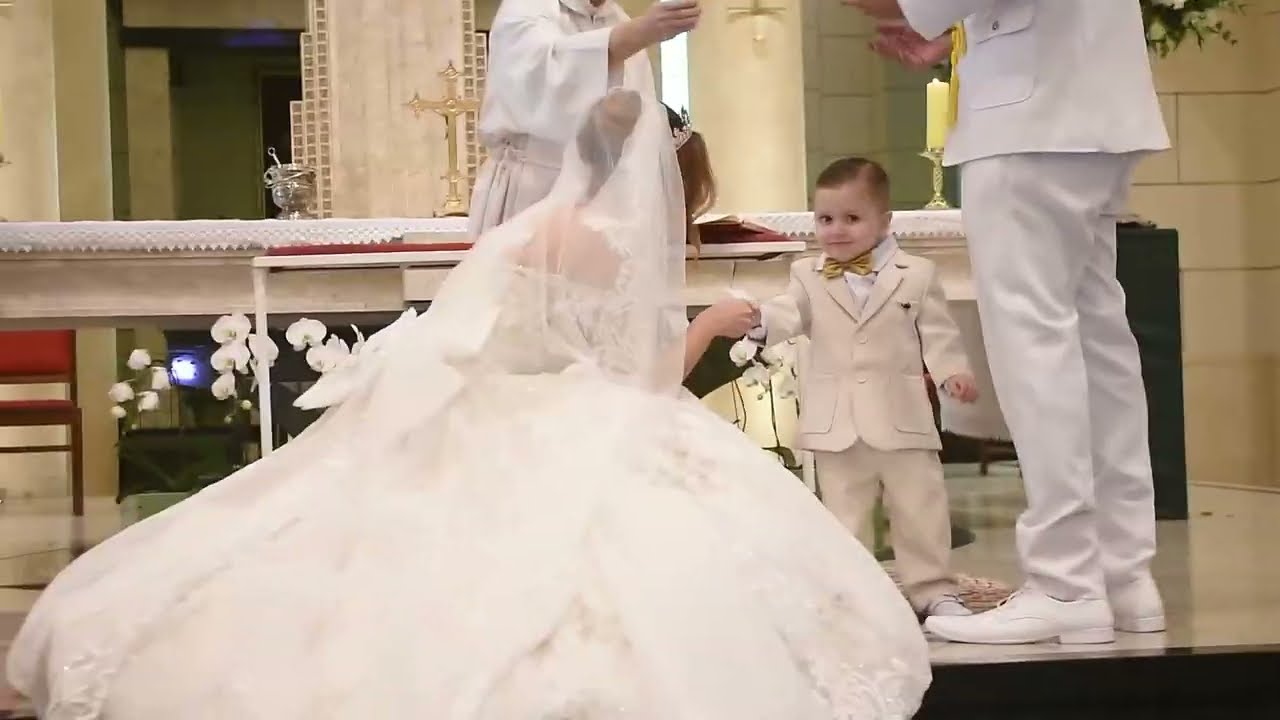 Pajem  entrando na igreja.  Felipe Leme 2 anos de idade @FelipeLemeOficial