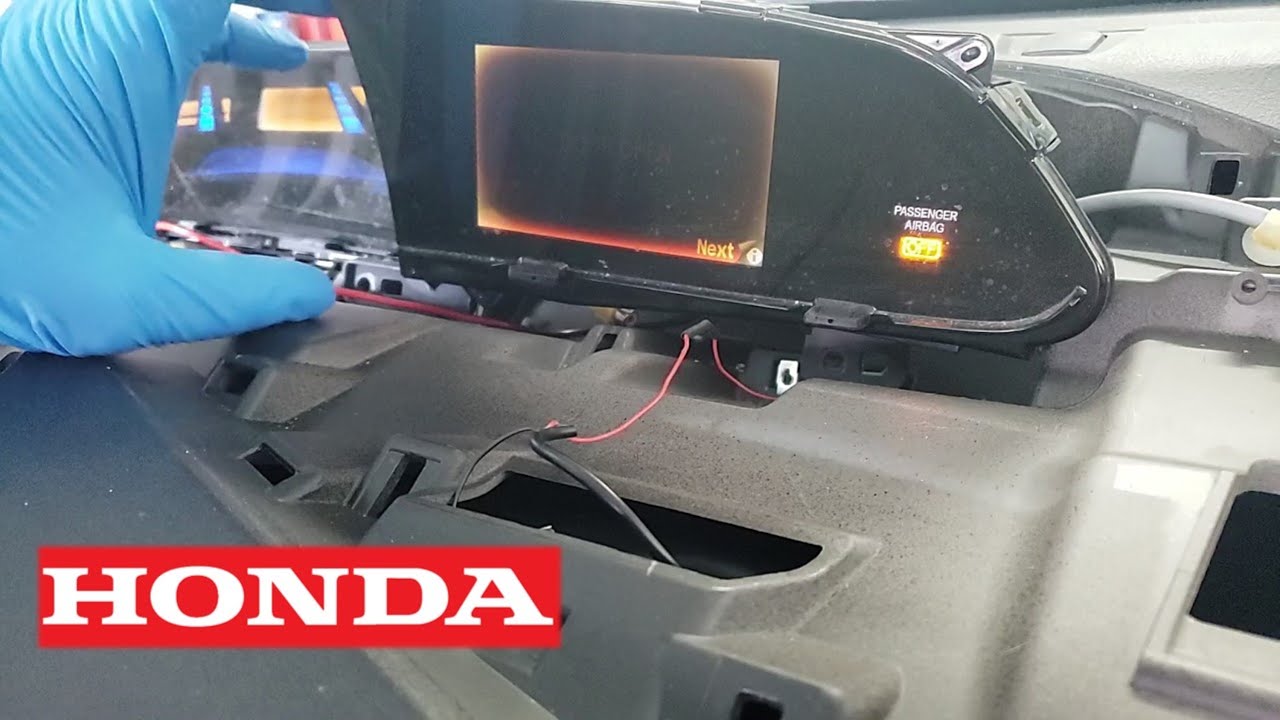 Замена поврежденного солнцем или сгоревшего экрана на Honda Civic I-MID. Центральный экран с пятн...