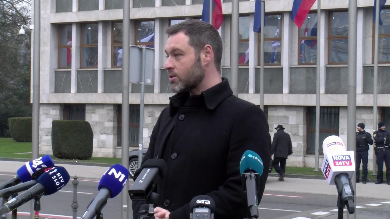 (V ŽIVO) Izjava Karla Erjavca pred parlamentom