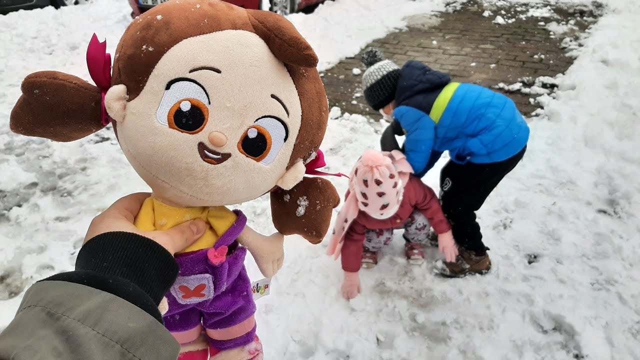 Niloya Kar'da Şeklini &Ccedil;ıkartıyor,Niloya Ve Eliz Kartopu Oynuyor Eğlenceli &Ccedil;ocuk Videosu