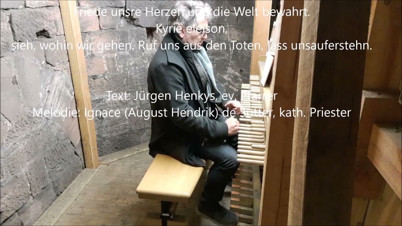 Glockenspiel der Stiftskirche Kaiserslautern. H. Freitag spielt live ein Passionslied.