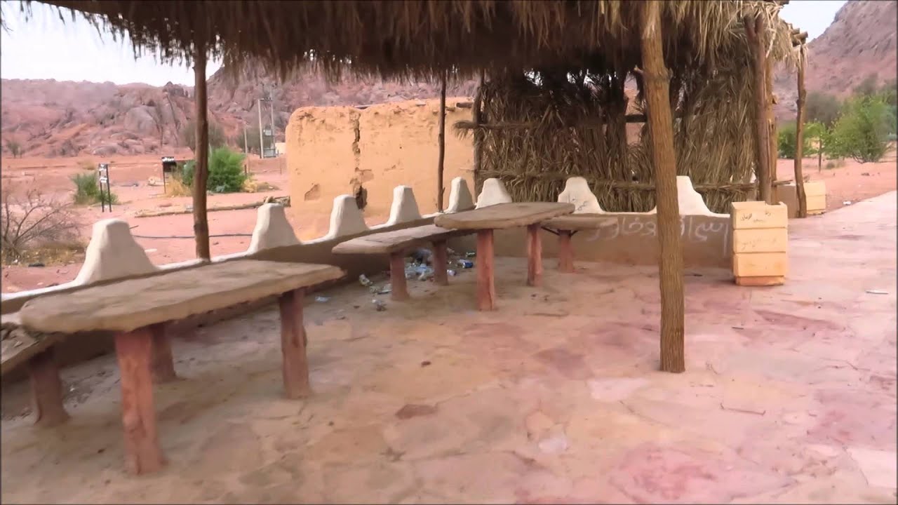 القصر والقبر المنسوب لـ حاتم الطائي في توارن بـ حائل