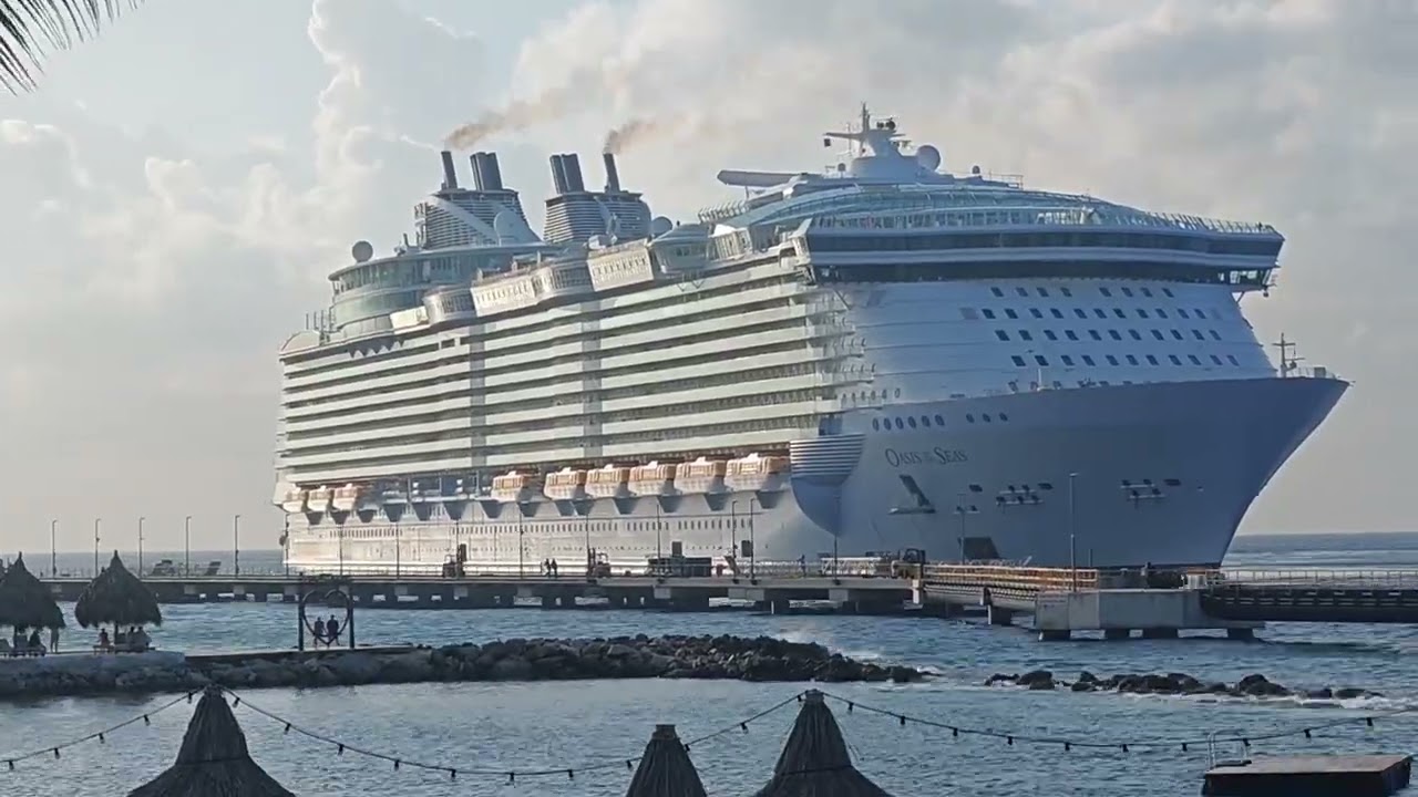 Oasis of the Seas mooring at Curaçao Cruise terminal Timelapse 8x