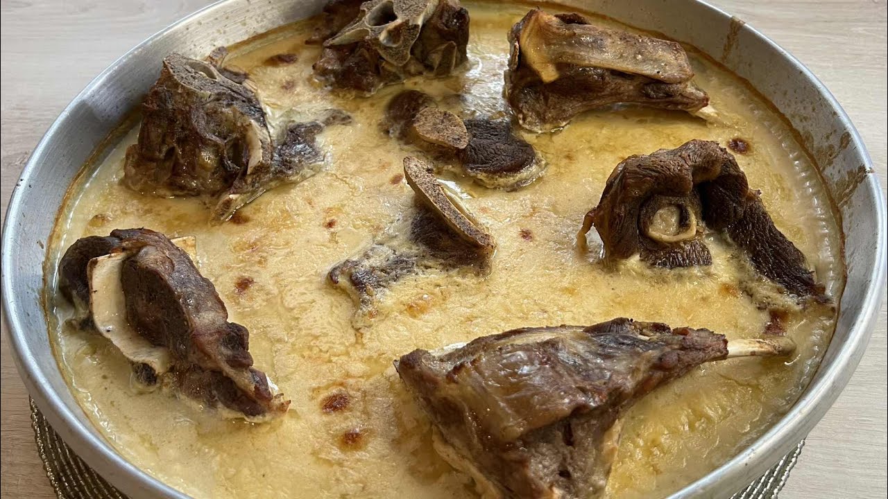 Tavë Kosi (Tavë Elbasani) me Mish Qingji – Recetë e Thjeshtë, Kremoze dhe e Shijshme!