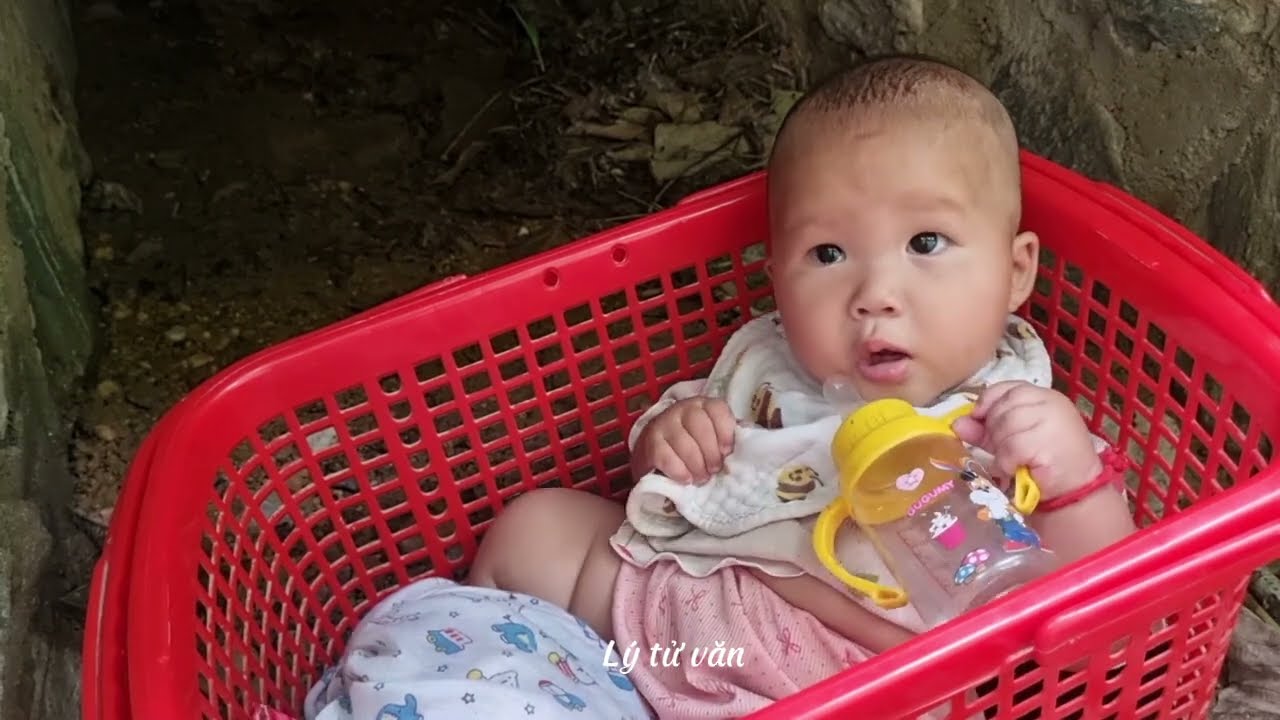 Ly Tu Van, saved the baby abandoned by his mother under the sewer sewer