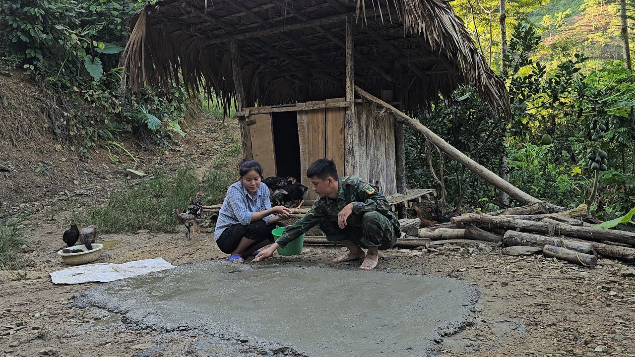 Nghia quietly helped Tieu Yen renovate the kitchen and make a yard for the chickens