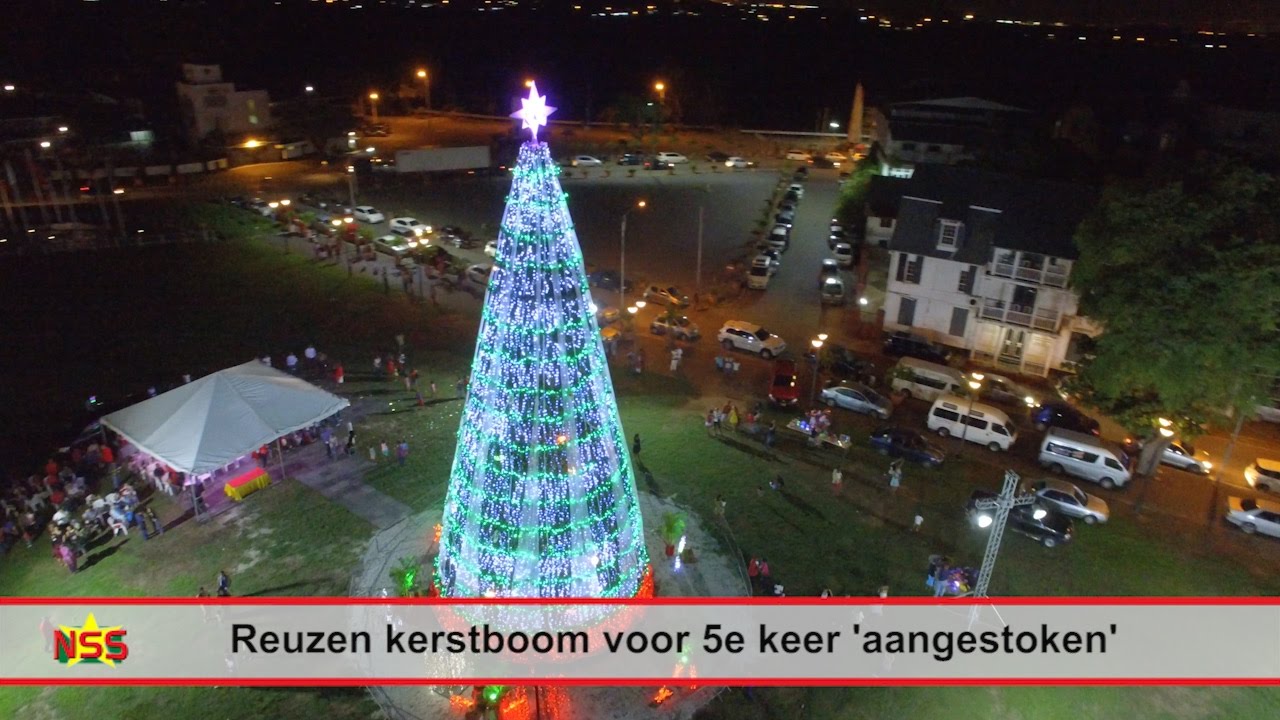 Reuzen kerstboom voor de 5e keer 'aangestoken'