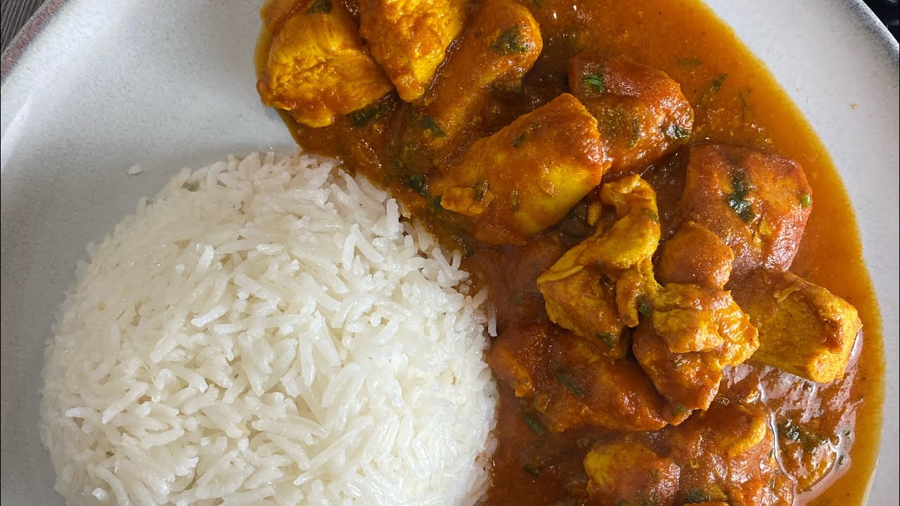 Schnelles und einfaches Mittagessen - H&auml;hnchenbrust in Tomatenso&szlig;e mit Curry - Essen in 20 Minuten