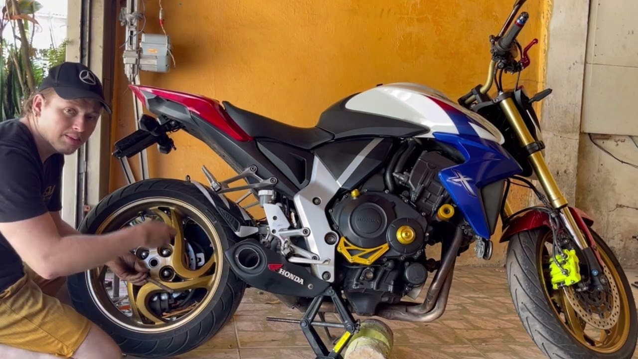 Trocando a partilha da CB 1000 traseiro