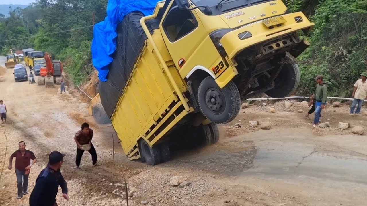 Truk Jumping Nyaris Terbalik || Kejadian Terekam Di Tanjakan Batu Jomba #truck #offroad