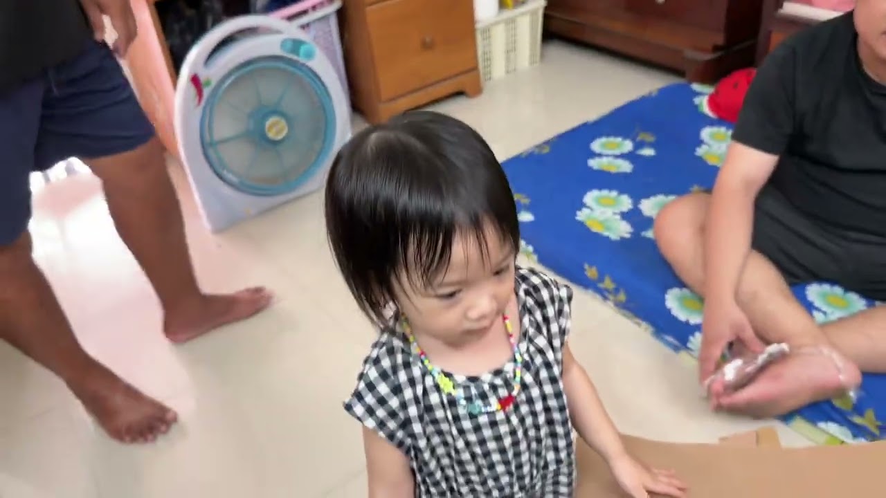 San San khui thùng đồ Mỹ của bà nội gửi về 
