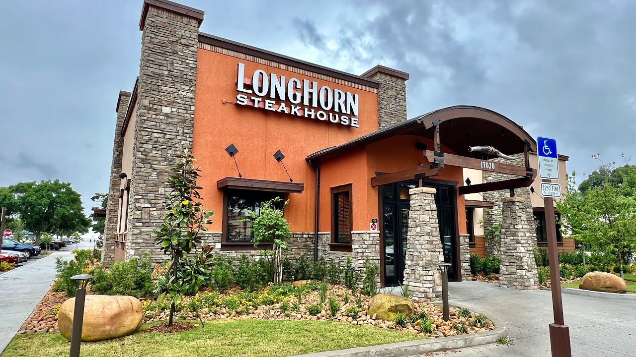 Eating at the Longhorn Steakhouse Restaurant in Mount Dora, Florida | Full Restaurant Review