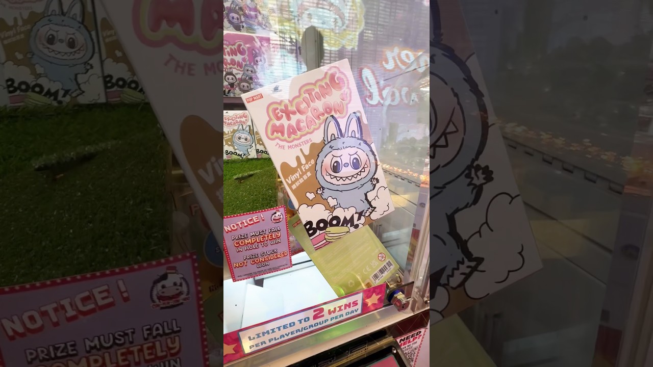 Two labubu got stuck! #labubu #labubuv2 #clawmachineshort #clawmachinewin #clawmachine