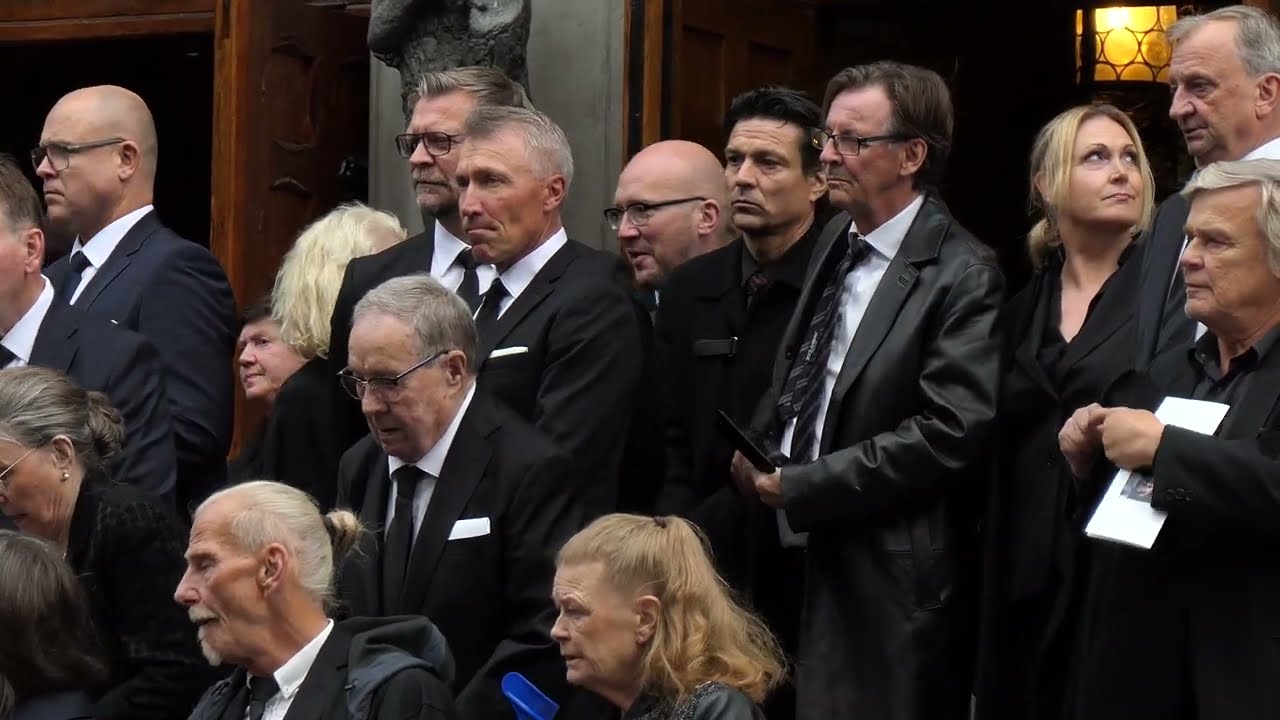 Vesa-Matti Loirin hautajaiset | Arkku tuodaan kirkosta | Johanneksenkirkko, Helsinki | 20.9.2022