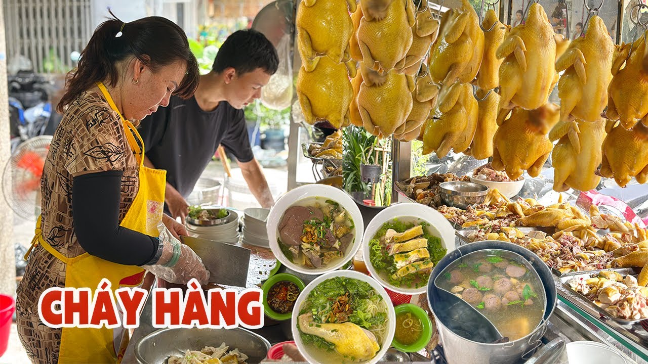 Ra vô tấp nập làm không kịp HỦ TIẾU GÀ MÁI DẦU vàng ươm chấm Xá Kén kiểu người Hoa, bao no bao lạ