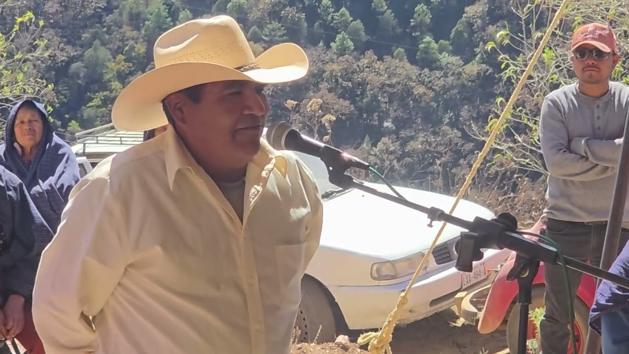 Inauguración del baile Los esposados con sus padrino de velacion 