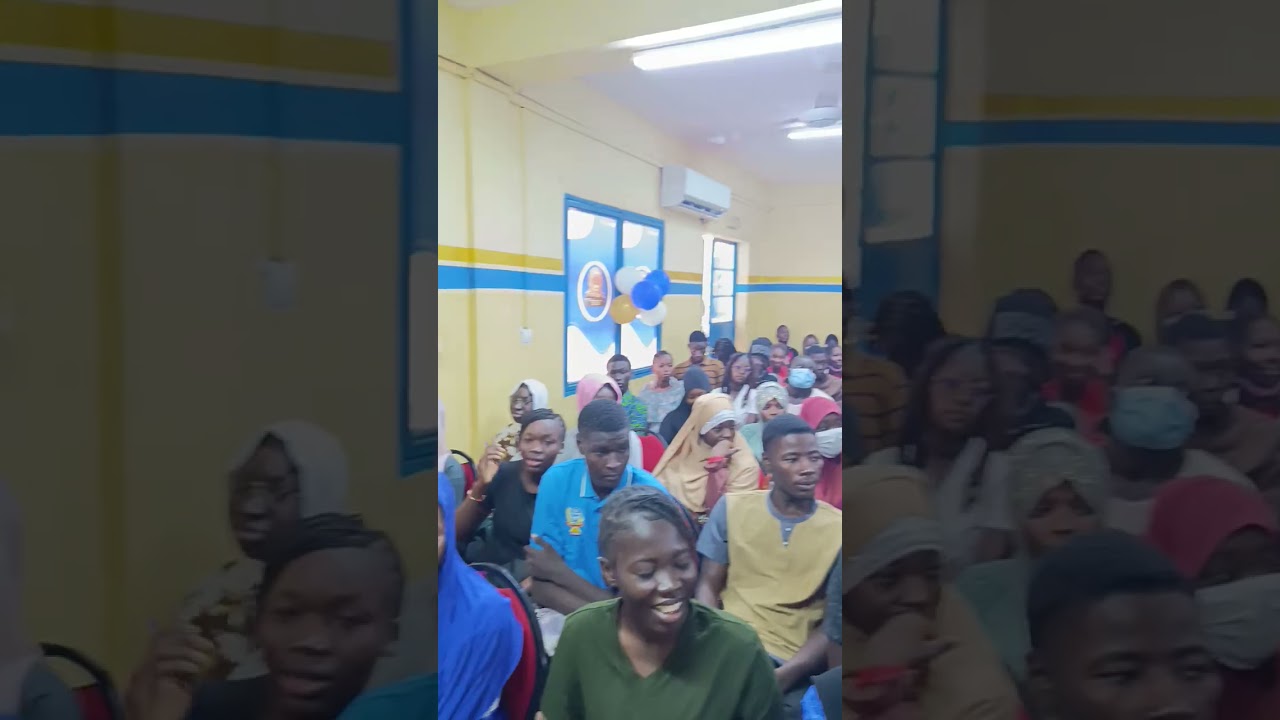 Rentrée académique de IST Gounghin . Eric le slameur au micro🎤