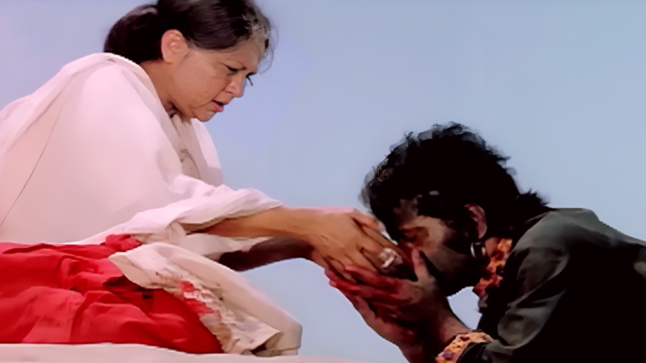 अंग्रेज़ो के खिलाफ जा कर ,भारतीय क्रन्तिकारी को पिलाया पानी | Nirupa Roy & Manoj Kumar | Kranti