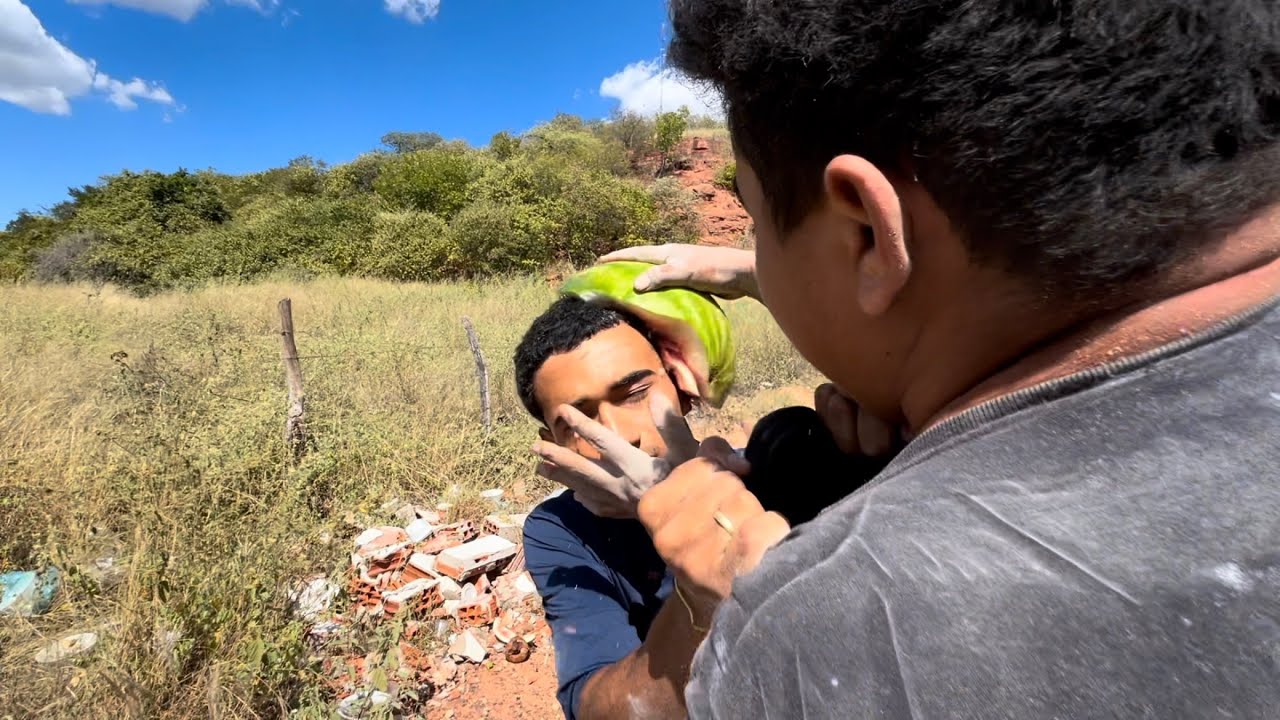 FUNCIONÁRIO SE REVOLTA E QUEBRA MELANCIA NA CABEÇA DO BRUTINHO