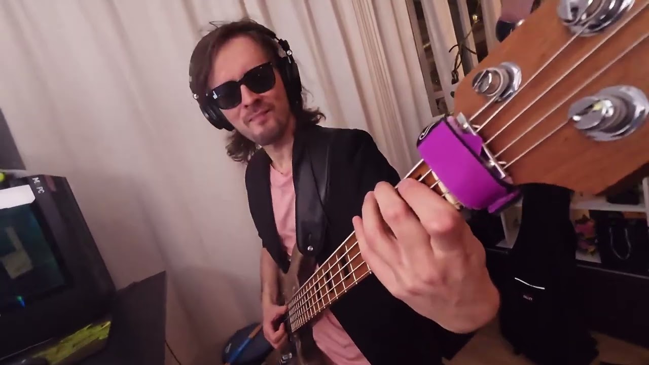Mark Ronson ft. Bruno Mars - Uptown Funk (Stan Komarovsky bass playthrough)