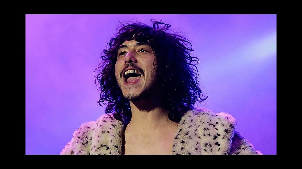 Sticky Fingers frontman Dylan Frost to fight allegations he stole a chicken and iced coffee from Woo
