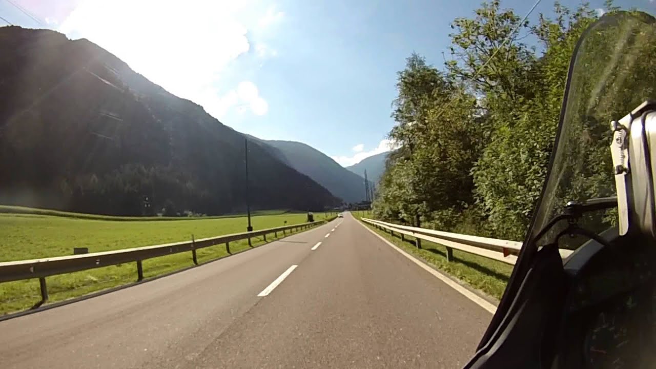 Anfahrt in Dolomiten von Waengle Oesterreich nach Truden Italien