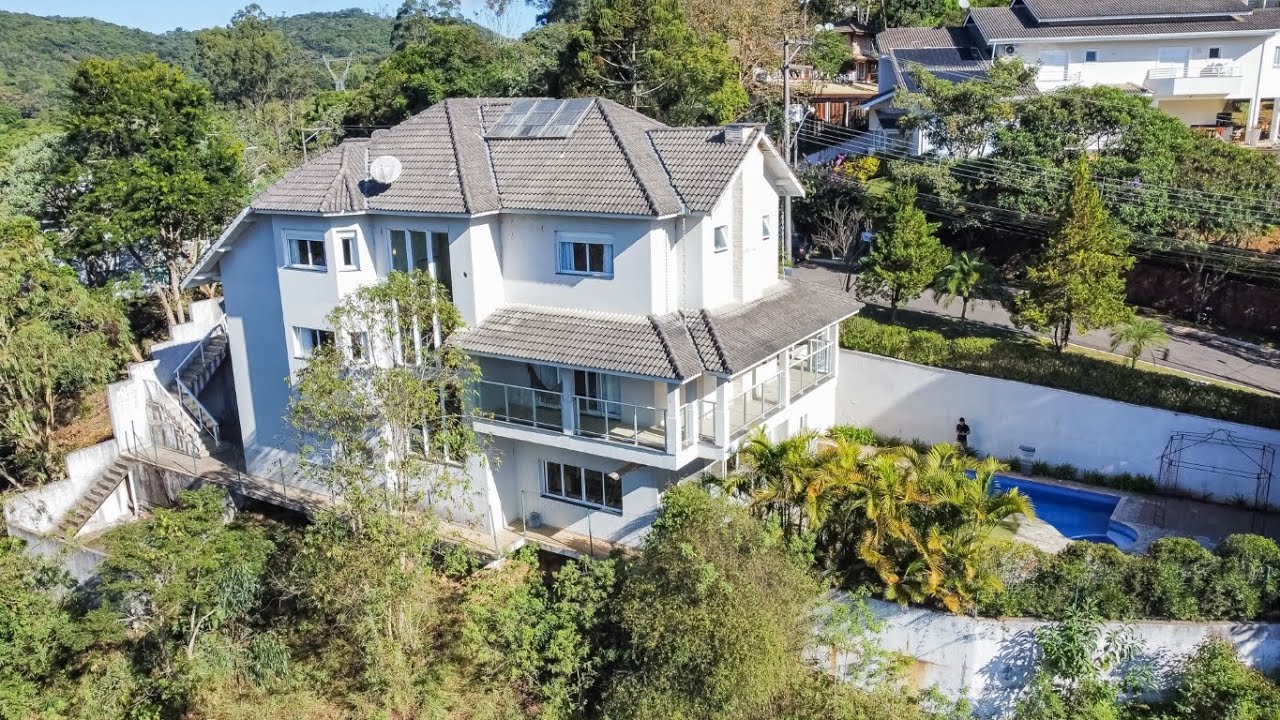 Casa de Luxo no Condomínio Suíça da Cantareira | 3 Suítes | Piscina | Salão de Festas - São Paulo/SP